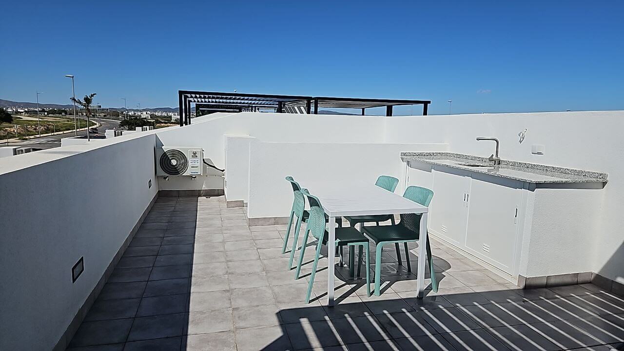 Dakterras met keuken van het vakantiehuis in Spanje