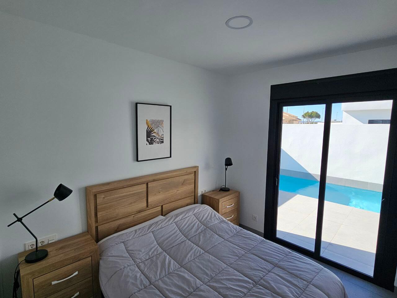 Slaapkamer met dubbel venster van het vakantiehuis in Spanje