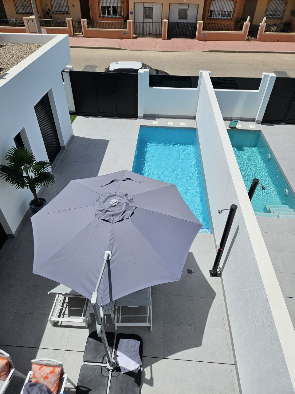Zwembad met parasol van het vakantiehuis in Roldan, Spanje