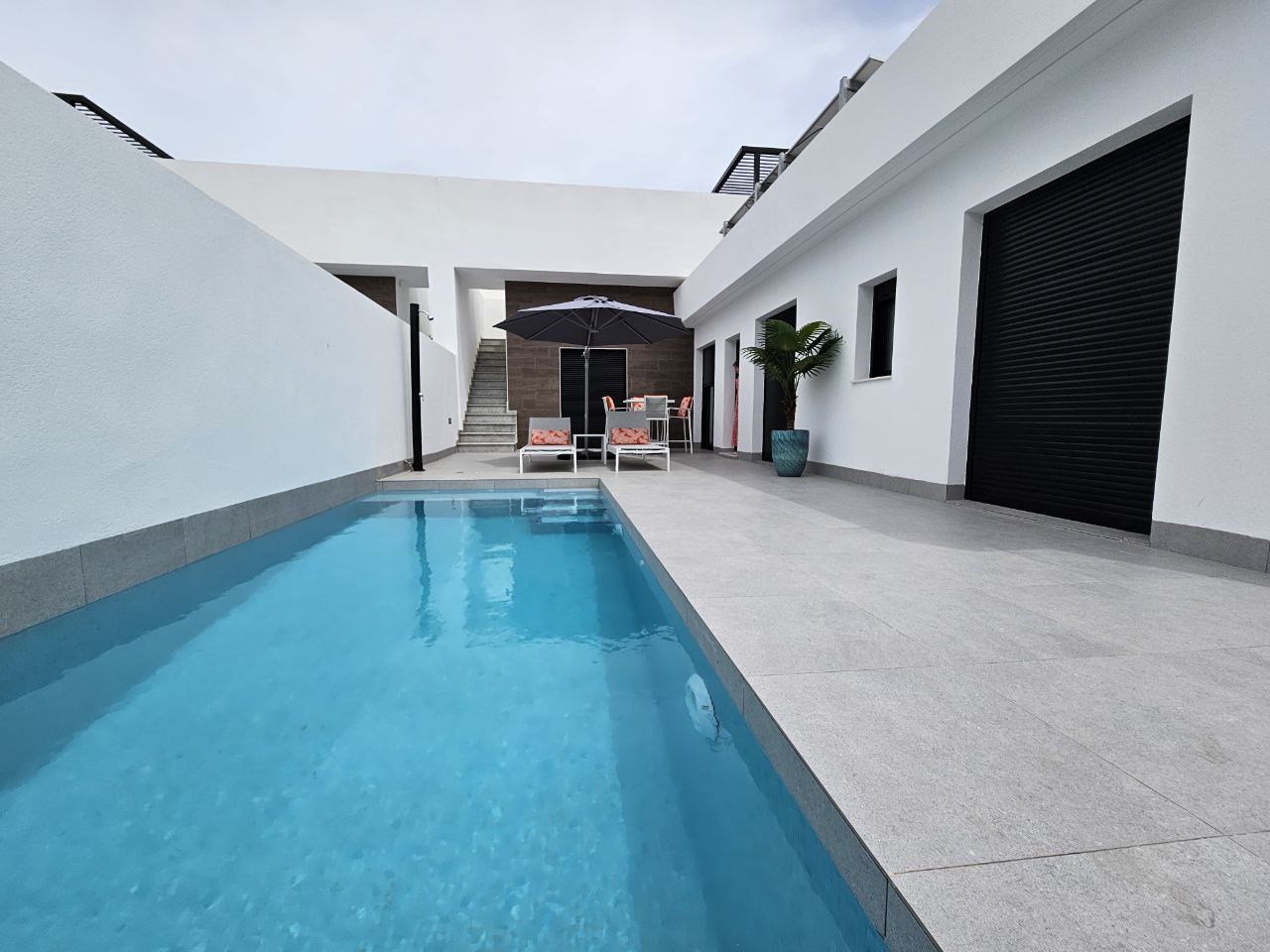 Zwembad van het vakantiehuis in Roldan, Spanje